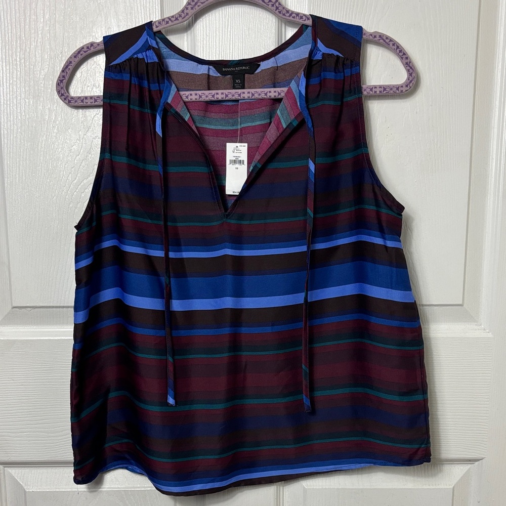 NEW BANANA REPUBLIC Multi stripe burgundy and blue Vneck sleeveless blouse sz XS